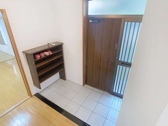 玄関　現況が相違する場合は現況を優先致します。2025年6月撮影。