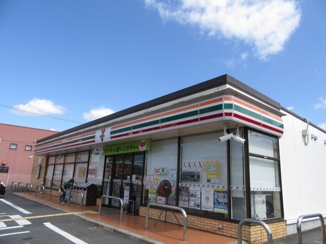 コンビニ　セブンイレブン前田店（コンビニ）まで860m