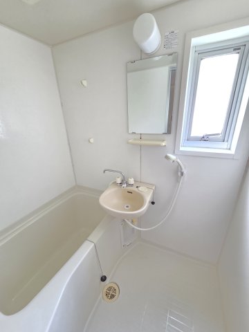 バス・シャワールーム　※画像はリフォーム工事前の状態になります。