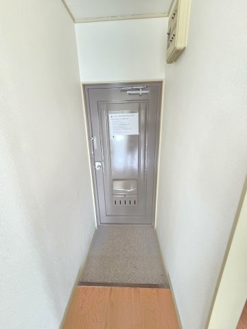 玄関　※画像はリフォーム工事前の状態になります。