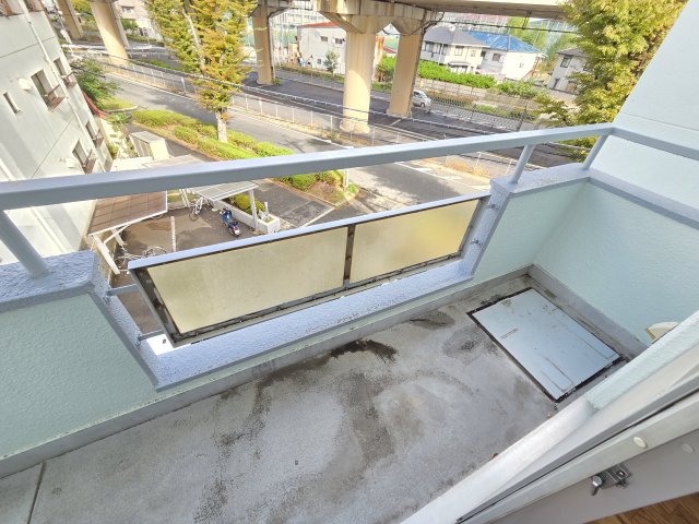 バルコニー　※画像はリフォーム工事前の状態になります。