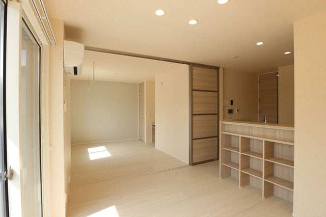 居室・リビング　リビングから洋室