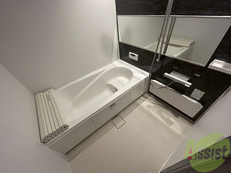 バス・シャワールーム　足を延ばして入れそうな浴槽です。一日の疲れを癒しましょう。