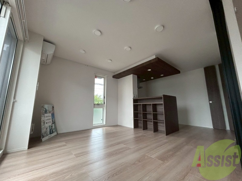 居室・リビング　広々としたリビング。日差しが良く入る明るい雰囲気のお部屋。