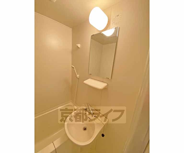 洗面設備　便利な小物置きのある洗面です。