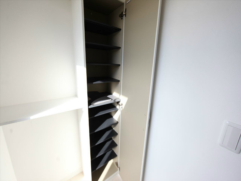 玄関　玄関　シューズボックス付（収納充実してます）