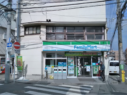 コンビニ　ファミリーマート（コンビニ）まで50m