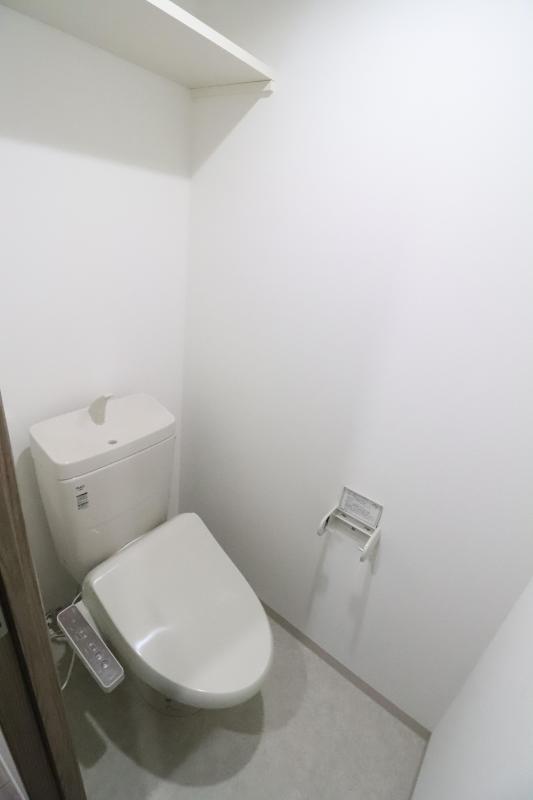 トイレ　温水洗浄便座付きトイレ　上部に収納あり