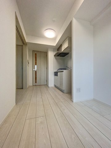 居室・リビング　落ち着いた色合いの床材を使用した居住空間です。