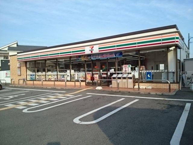 コンビニ　セブンイレブン様（コンビニ）まで220m