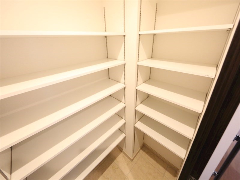 玄関　玄関　シューズインクローク（収納充実してます）