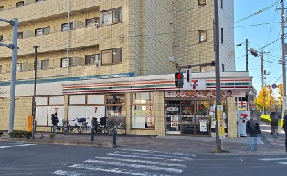 コンビニ　セブンイレブン（コンビニ）まで212m