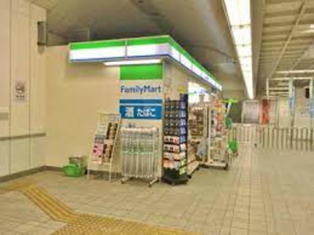 コンビニ　ファミリーマートUライン伊川谷駅売店（コンビニ）まで350m