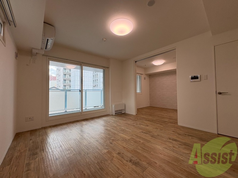 居室・リビング　リビングです。窓が大きくて明るいですね！