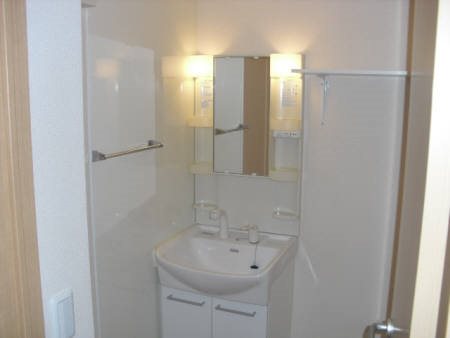 洗面設備　シャワー付き洗面化粧台。