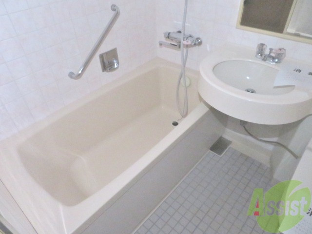 バス・シャワールーム　浴室はゆったりと浸かれるサイズ感になっています。