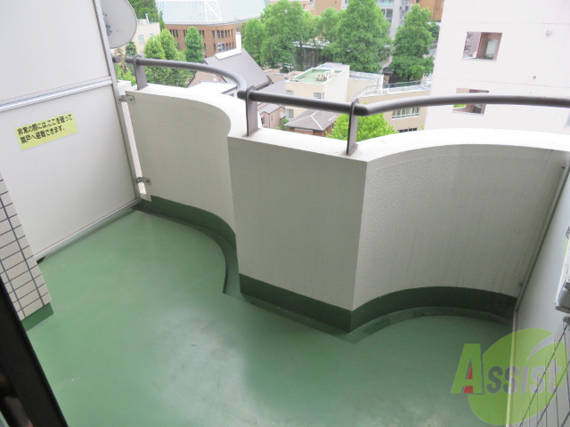 バルコニー　バルコニーは天気の良い日には洗濯物もよく乾きそうですね。