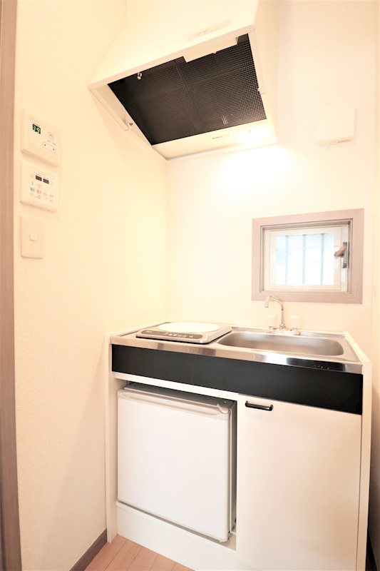 キッチン　吊戸棚とシンク下収納で収納力たっぷりです。