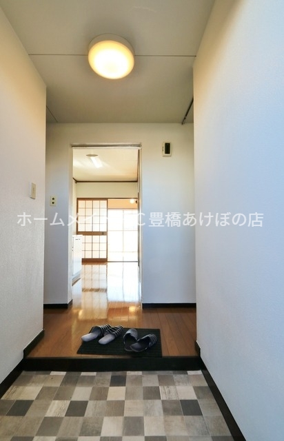 玄関　同型別部屋写真（反転）