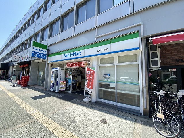 コンビニ　ファミリーマート谷町七丁目店（コンビニ）まで115m