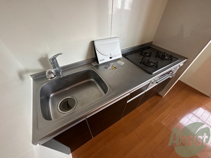 キッチン　３口ガスコンロも設置されていて、調理スペースも広いですね。