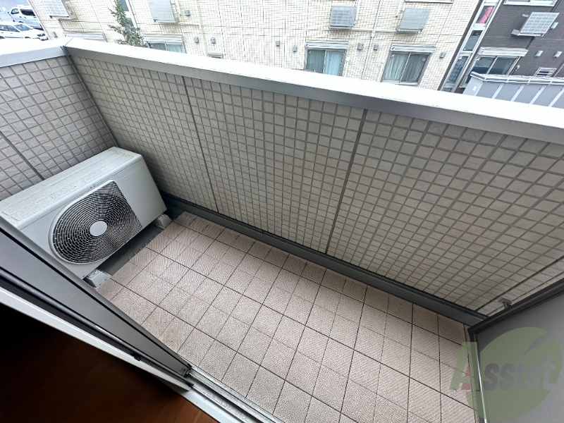 バルコニー　バルコニーが付いているので晴れた日は洗濯物が干せますね