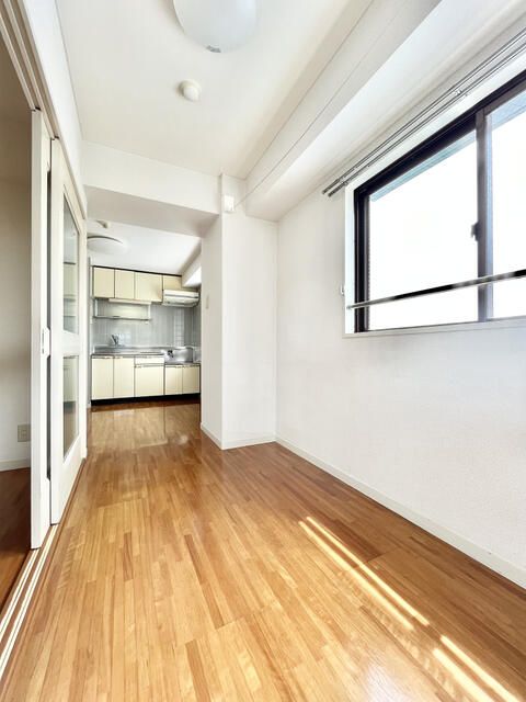 居室・リビング　参考写真（同物件別部屋）