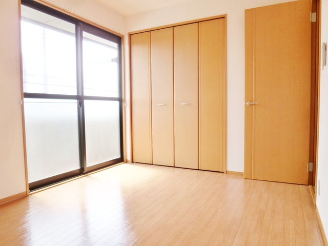 居室・リビング　６帖の洋室　収納スペースございます♪
