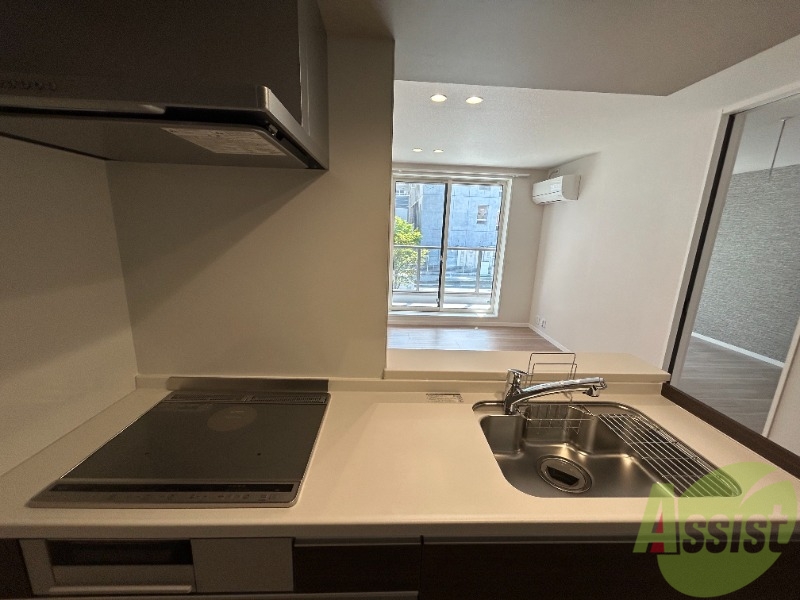 キッチン　３口のＩＨコンロが設置済みのカウンターキッチンです。