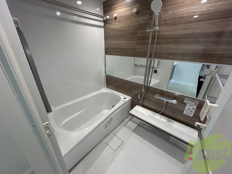 バス・シャワールーム　浴槽は一坪風呂となっており、設備も充実しております。