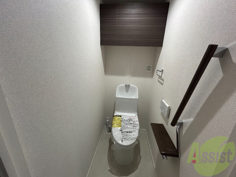 トイレ　トイレには温水洗浄便座と手すりが付いております。