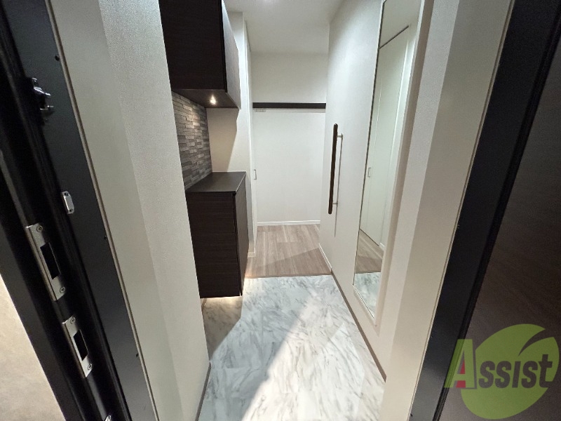 玄関　玄関横には大きなシューズボックスがございます。