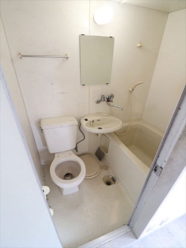 バス・シャワールーム　ユニットバス（清掃中）