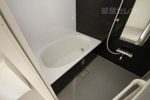 バス・シャワールーム　壁紙の色が異なる場合が有ります。