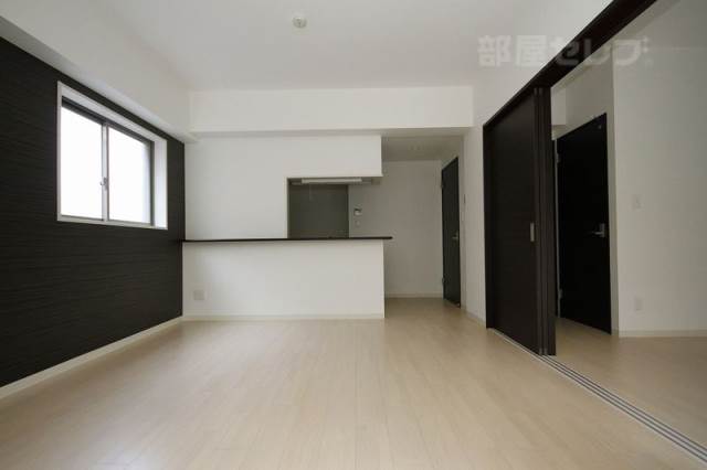 居室・リビング　壁紙の色が異なる場合が有ります。