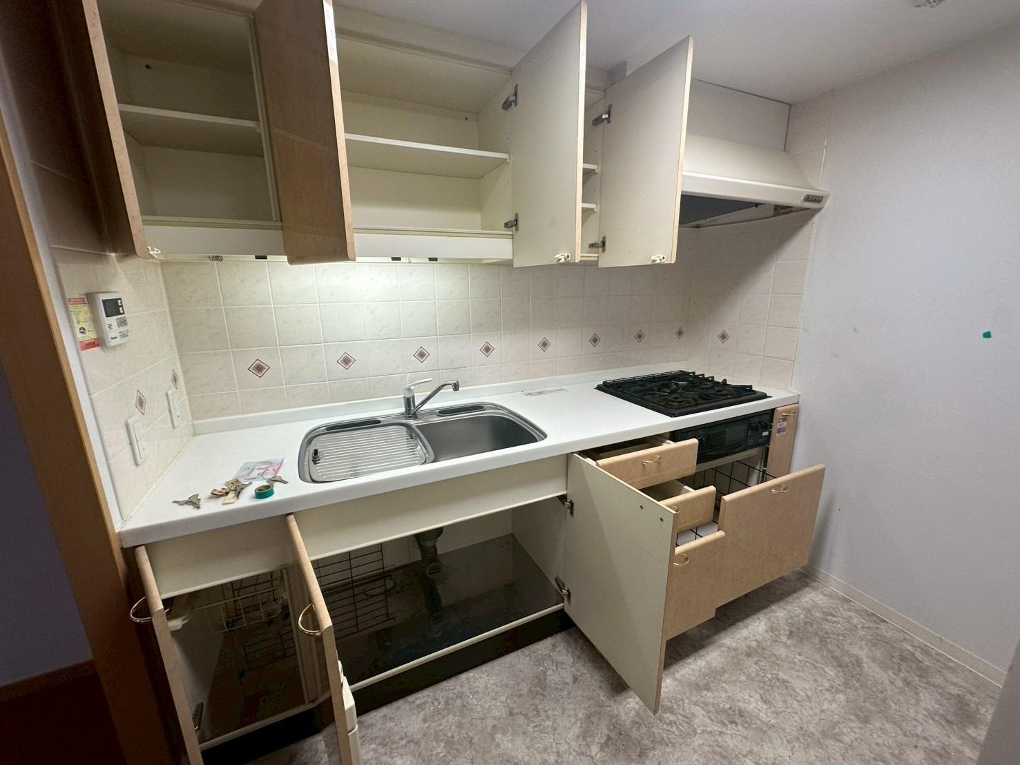 キッチン　3口コンロ付きのシステムキッチンです