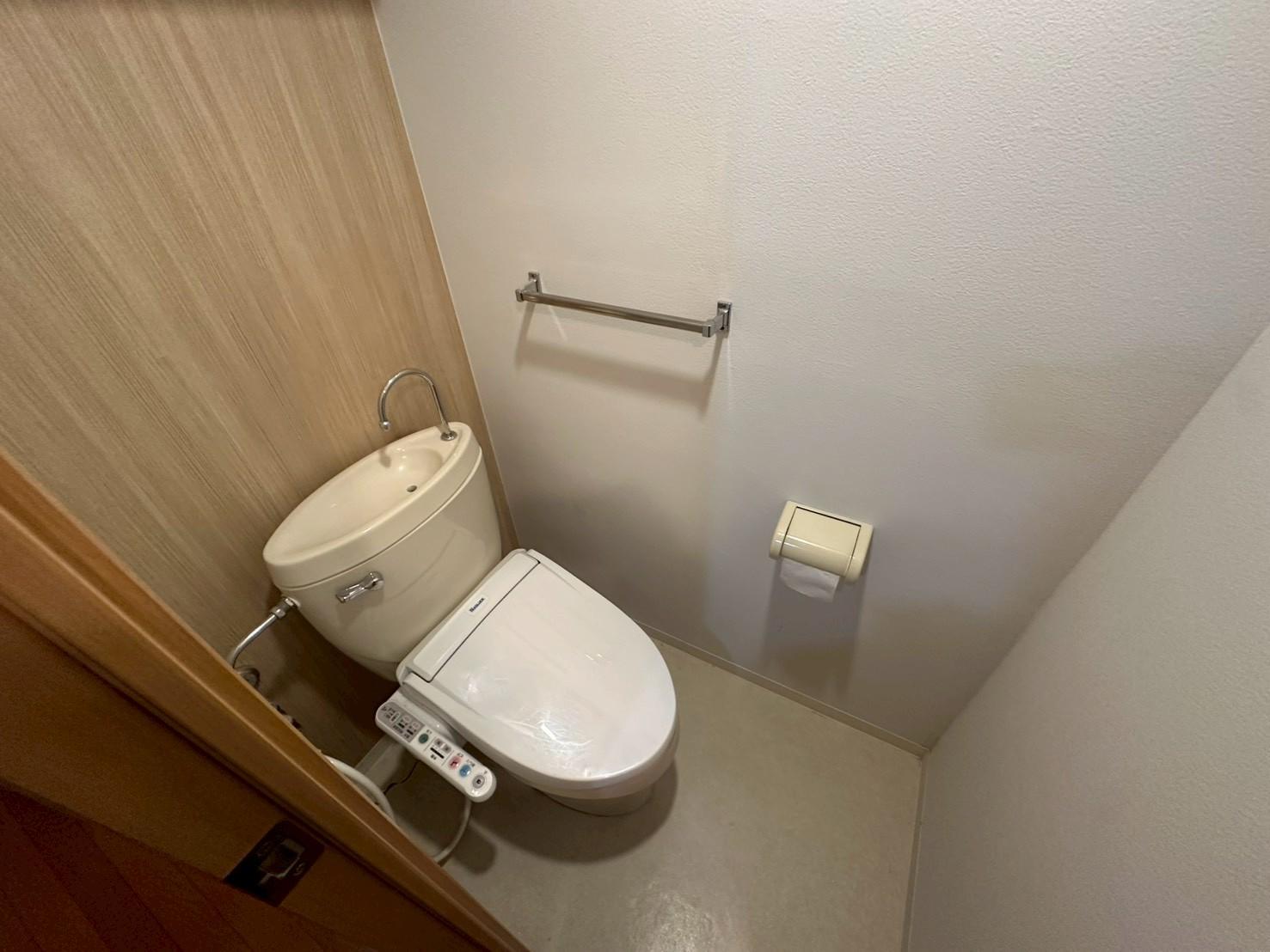 トイレ　温水洗浄便座付きのトイレです