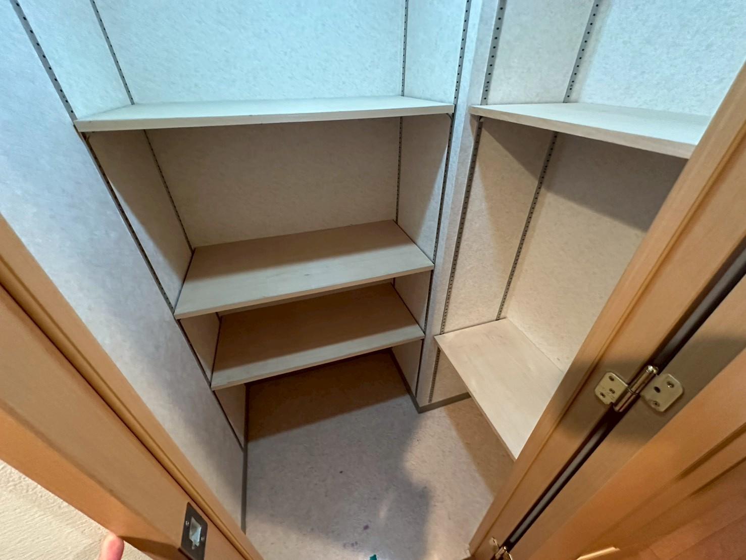 収納　奥行きのある納戸収納です