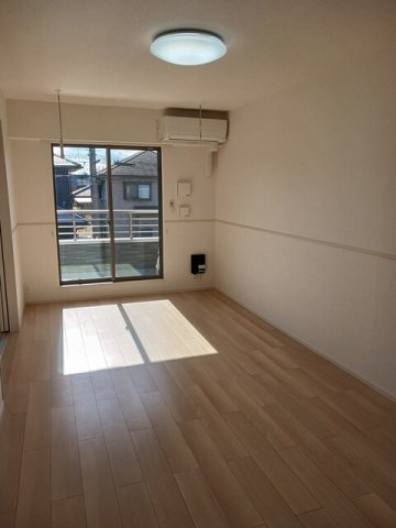 居室・リビング　こちらの居間で趣味の時間をお楽しみください