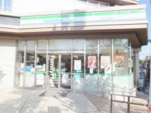 コンビニ　ファミリーマート梶ヶ谷南店（コンビニ）まで879m