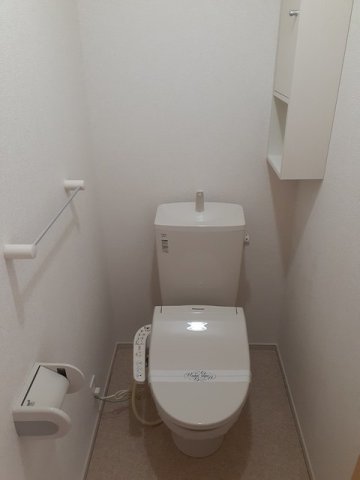 トイレ　落ち着いた色調のトイレです