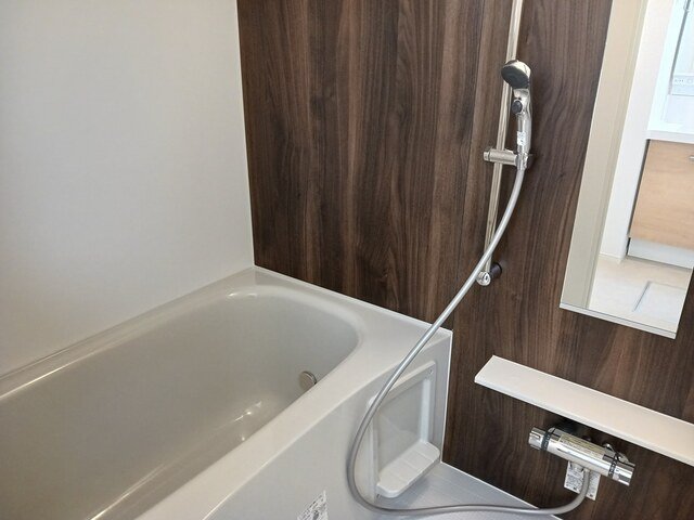 バス・シャワールーム　落ち着いた空間のお風呂です