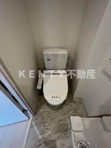 トイレ　落ち着いた色調のトイレです