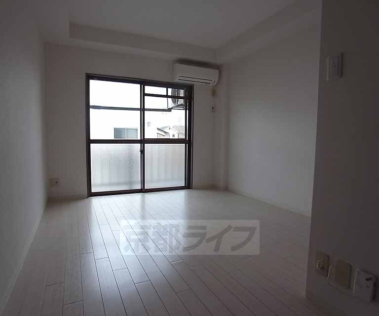 居室・リビング　６帖の洋室です。