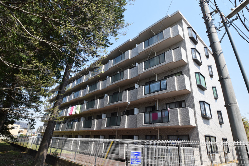 建物外観　タイル貼りのきれいな外観　５階建て　エレベーターあり