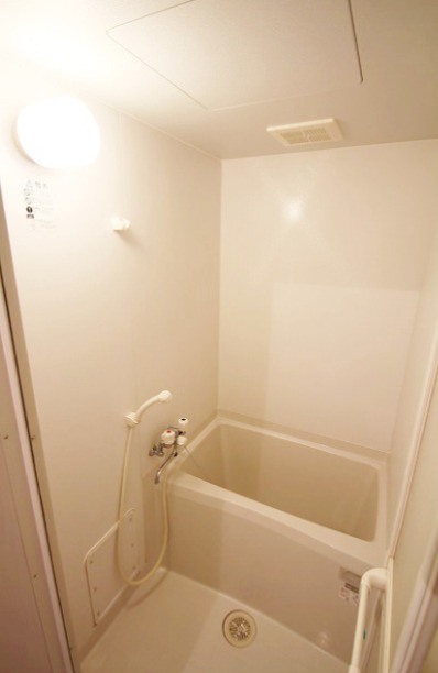 バス・シャワールーム　清潔感のある浴室です