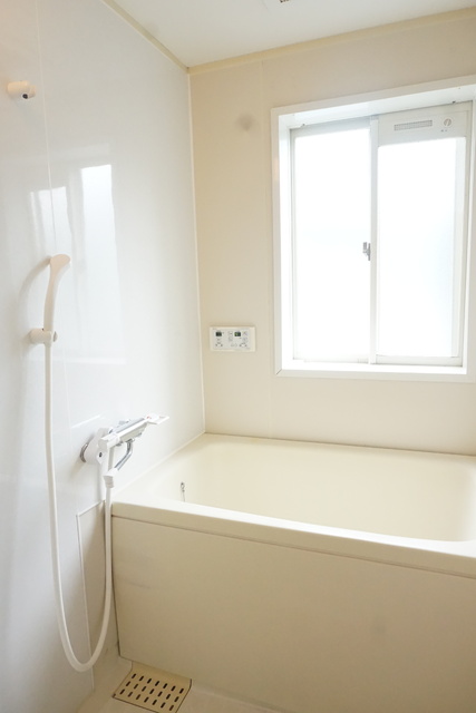 バス・シャワールーム　換気に便利な窓付きのバスルーム※同タイプ参考写真