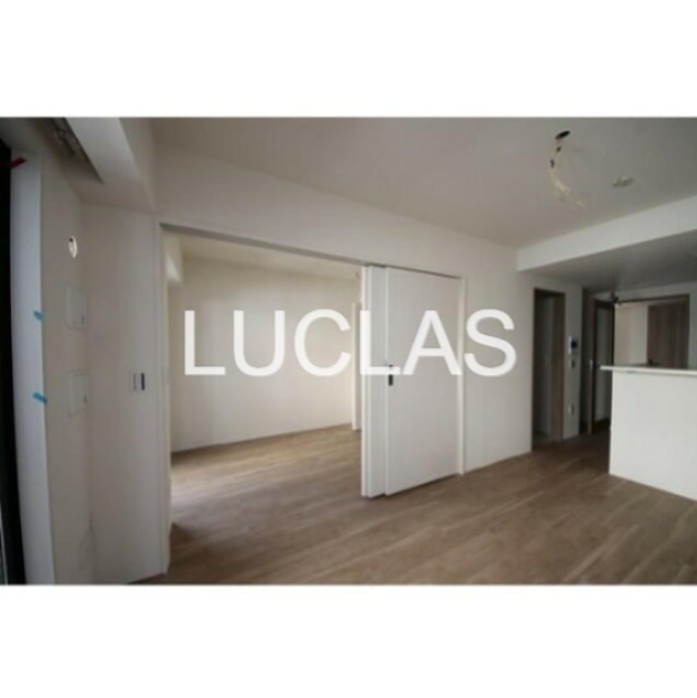 居室・リビング　落ち着いた色味の床材がくつろぎ空間を演出♪