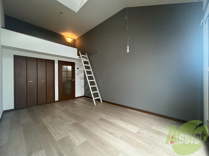 居室・リビング　天井が高く開放感のある洋室になっております。