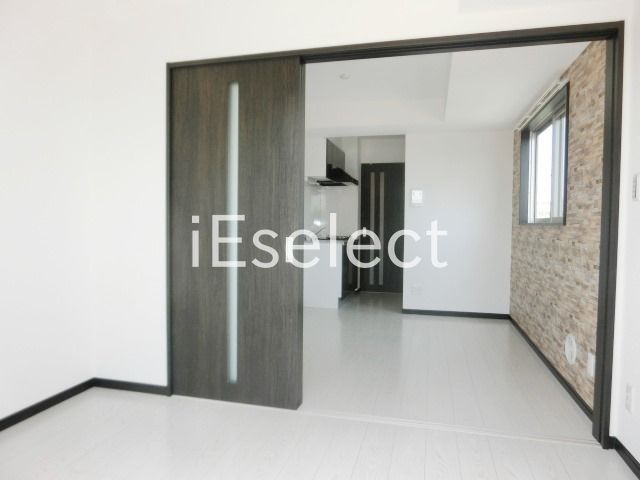 居室・リビング　角部屋なので窓あり、つなげると広く使えますね♪